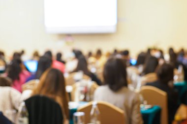 Seminer salonunda öğrenen bulanık iş adamları grubu