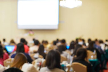 Seminer salonunda öğrenen bulanık iş adamları grubu