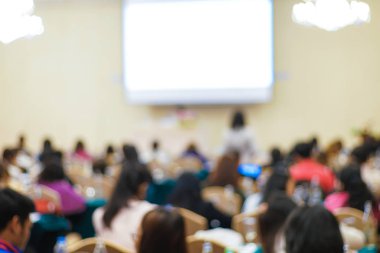 Seminer salonunda öğrenen bulanık iş adamları grubu