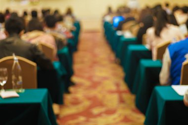Seminer salonunda öğrenen bulanık iş adamları grubu