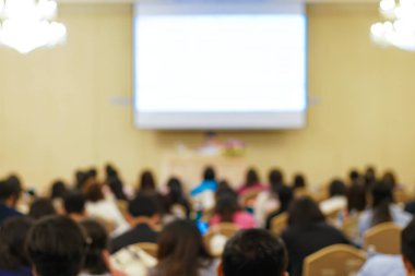 Seminer salonunda öğrenen bulanık iş adamları grubu