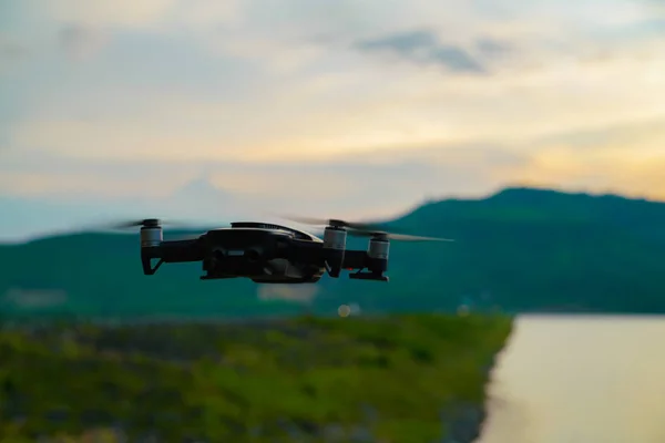 Drone silueta volando sobre el atardecer del lago —  Fotos de Stock