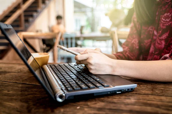 Femeile folosesc smartphone-ul și laptopul cu ceașcă de cafea — Fotografie, imagine de stoc