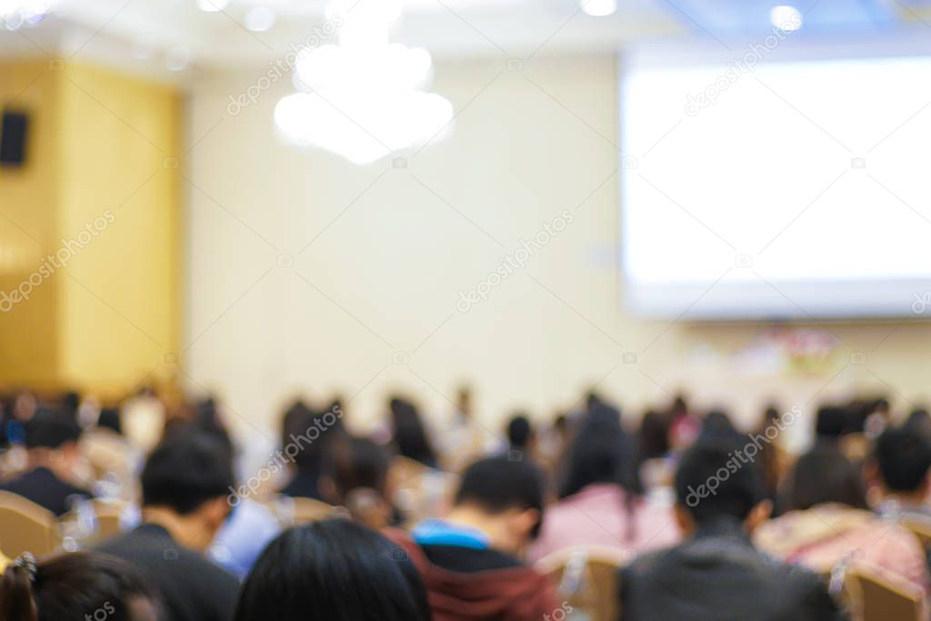 Blurred group of business people learnning in seminar room