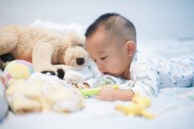 Yatakta oynayan bebek bebek çocuk