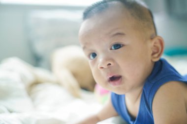 Yatakta oynayan bebek bebek çocuk