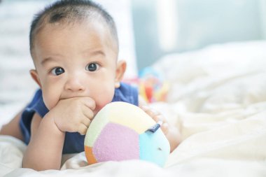 Yatakta oynayan bebek bebek çocuk