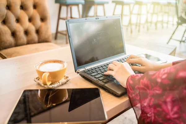 Business asian women using laptop drink coffee — Stock Photo, Image
