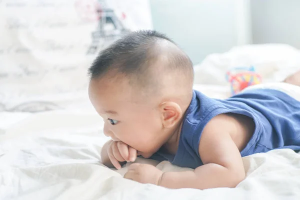Sevimli bebek çocuk yatakta yatan parmak emme — Stok fotoğraf