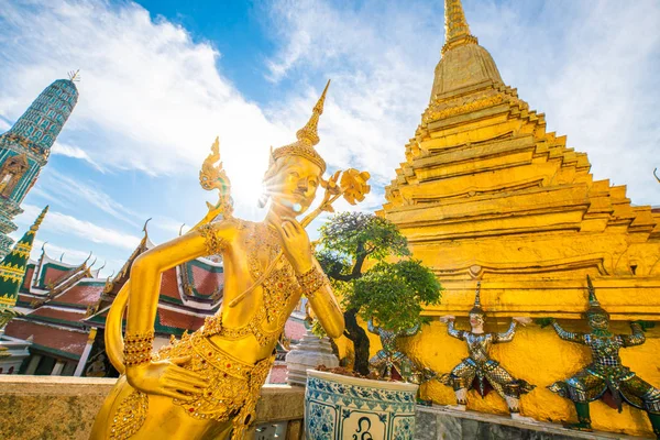 Temple bouddhiste émeraude Wat Phra Kaew avec pagode dorée — Photo