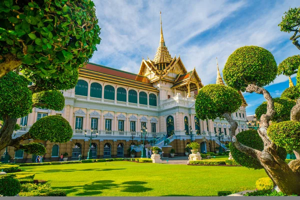 Wat Phra Kaew templo budista esmeralda con pagoda de oro — Foto de Stock