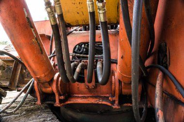 Ekskavatörde hidrolik sistem makinesi parçası