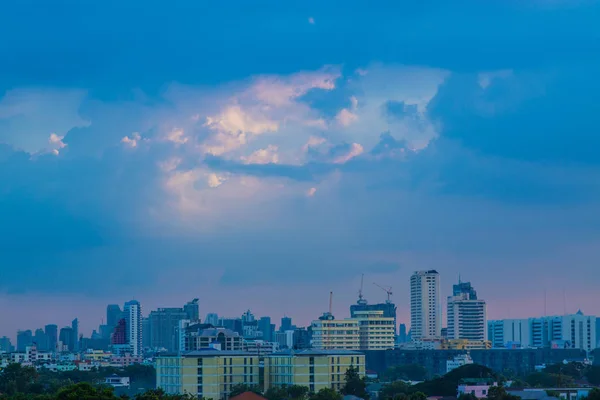 Закат современного здания небо с облаком — стоковое фото