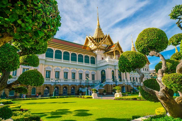Wat Phra Kaew templo budista esmeralda con pagoda de oro — Foto de Stock