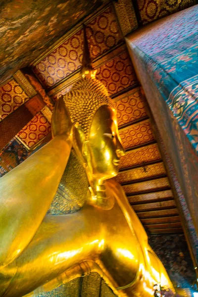 Goldene große liegende Buddha-Statue in wat pho, bangkok — Stockfoto