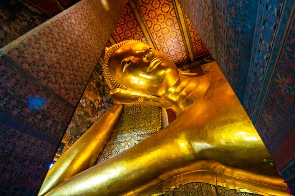 Goldene große liegende Buddha-Statue in wat pho, bangkok — Stockfoto