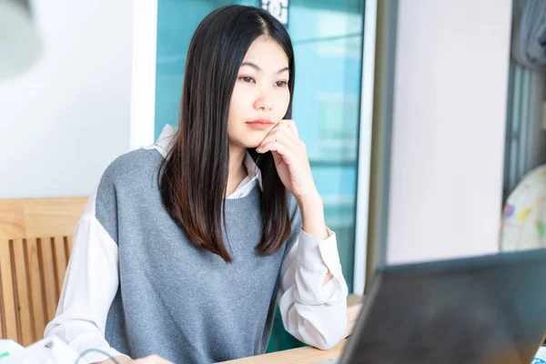 Negocios asiático mujeres en oficina con portátil — Foto de Stock