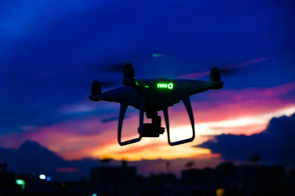 Drone volando sobre la silueta ciudad puesta del sol cielo con nube —  Fotos de Stock