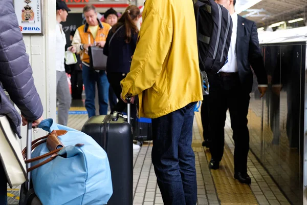 Toerist met bagage reizen in het treinstation — Stockfoto
