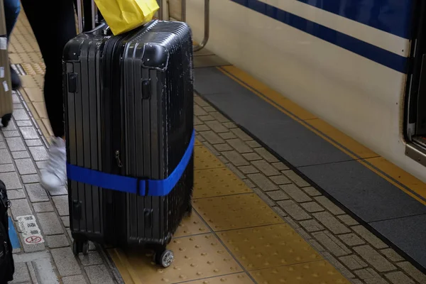 Turismo con equipaje en la estación de tren — Foto de Stock