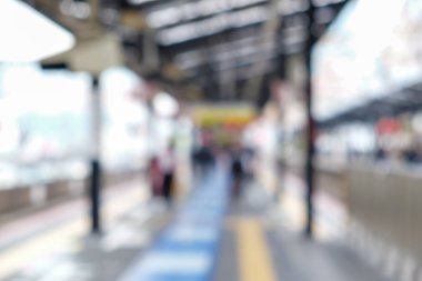 Tren istasyonunda bulanık insanlar