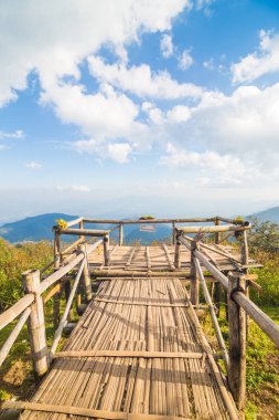 Bulut ile dağ gökyüzünde bakış açısı