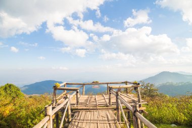 Bulut ile dağ gökyüzünde bakış açısı