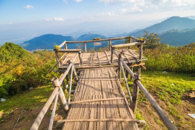 Bulut ile dağ gökyüzünde bakış açısı