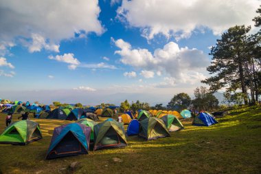 Yüksek dağ tepede kamp çadırı