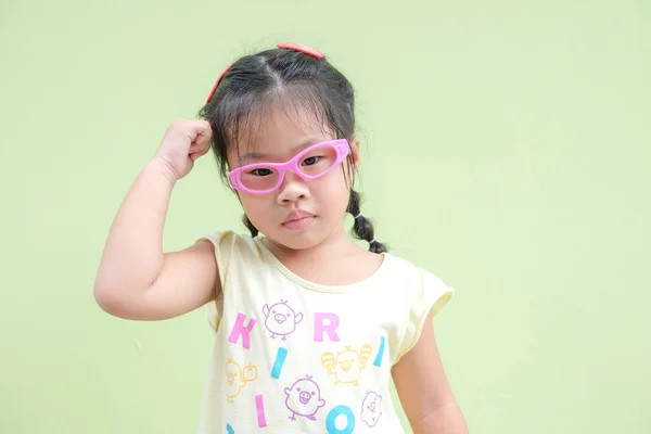 Güzel Kız Bebek Yeşil Arka Plan Üzerinde Duran Moda Çocuk — Stok fotoğraf