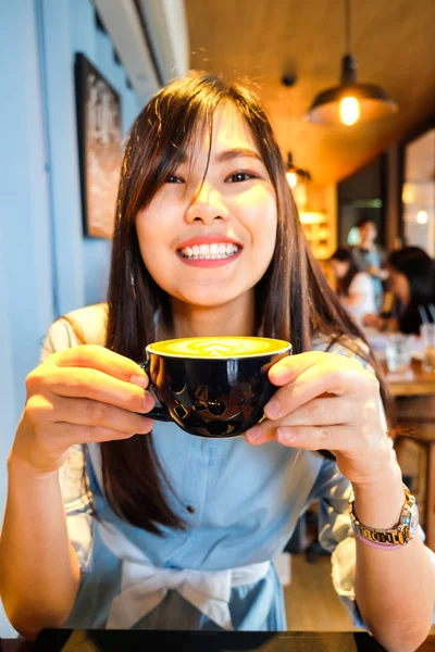 商业亚洲妇女举行一杯热拿铁咖啡 — 图库照片
