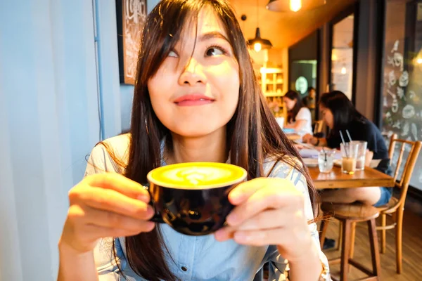 비즈니스 아시아 여자 보유 컵 의 뜨거운 라떼 커피 — 스톡 사진