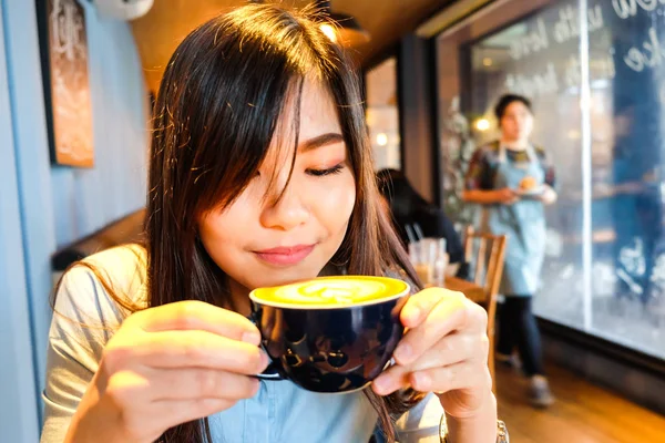 Biznes azjatyckich kobiet trzymać filiżankę gorącej kawy latte — Zdjęcie stockowe