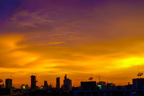 Resumen borrosa silueta puesta del sol colorido cielo nube —  Fotos de Stock