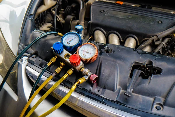 Bil luftkonditionering Fix med maskin — Stockfoto