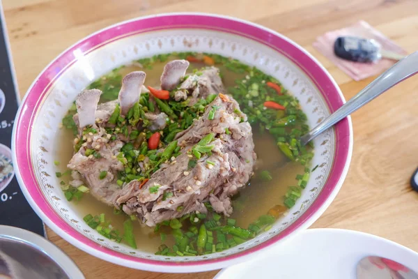 Sopa de cerdo con especias en un tazón — Foto de Stock