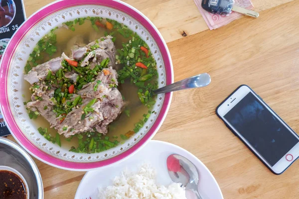 Sopa de cerdo con especias en un tazón — Foto de Stock