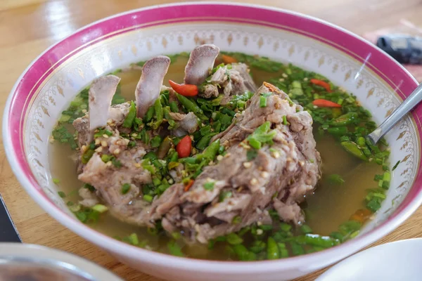 Sopa de cerdo con especias en un tazón — Foto de Stock