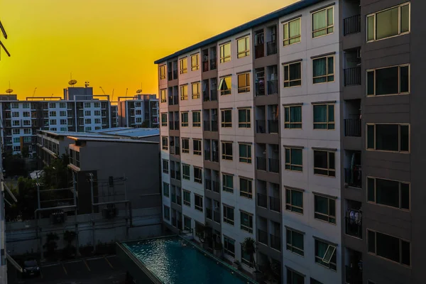 Condomínio bloco cidade edifício pôr-do-sol céu — Fotografia de Stock