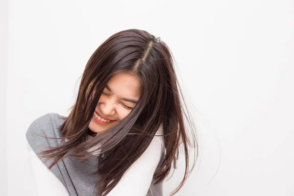 Zdrowe długie włosy i Pielęgnacja skóry kobiety uśmiechnięte — Zdjęcie stockowe