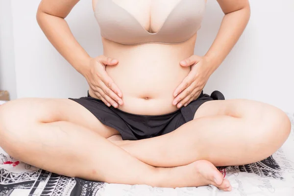 Большой живот беременной женщины новорожденной концепции — стоковое фото