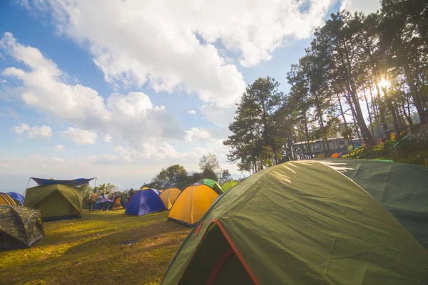 Tenda da campeggio in collina di alta montagna — Foto Stock