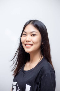 Hipster asyalı kadın uzun saçlı siyah gömlek