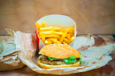 Kahverengi kutusebze ile iyi lezzetli ev yapımı hamburger