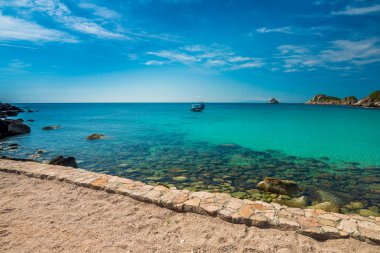 Kayalık sahil plajı turkuaz deniz suyu