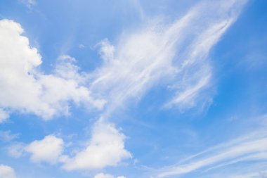 Güzel beyaz kabarık bulut mavi gökyüzü