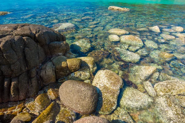 Rocky mare spiaggia turchese mare acqua — Foto Stock