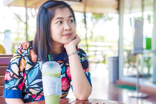 Belle donne asiatiche bere caffè ghiaccio — Foto Stock