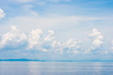 Bulut ile mükemmel güzel deniz manzarası gökyüzü