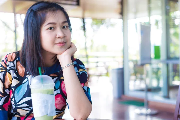 Belle donne asiatiche bere caffè ghiaccio — Foto Stock